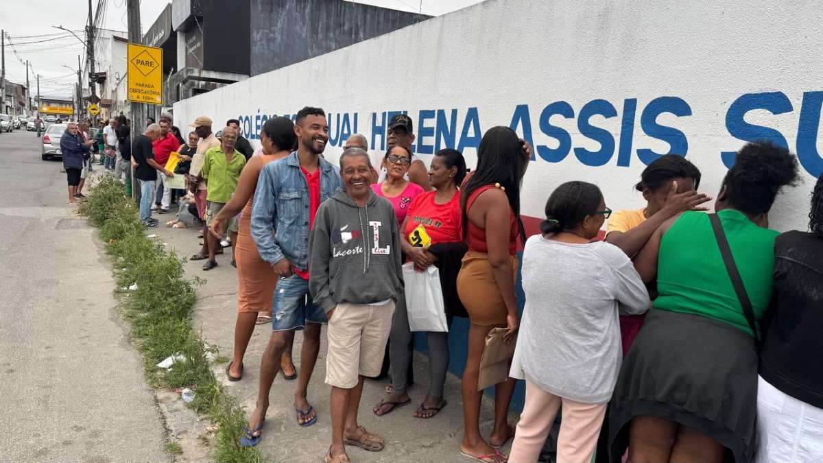 Fila para emissão da CIN no Feira X