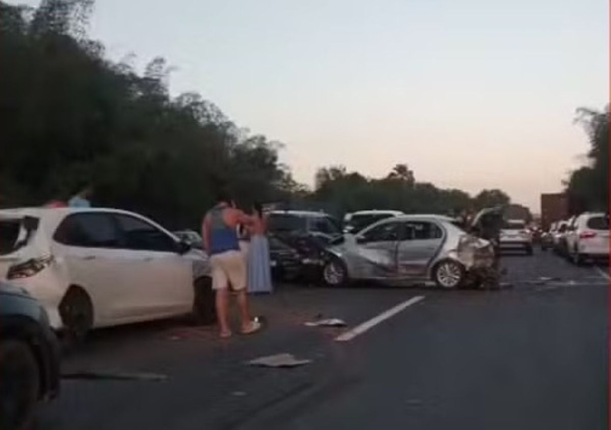 Engavetamento entre veículos na BR 324