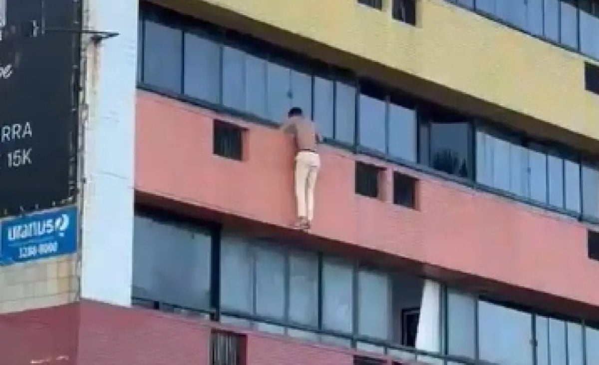 homem caindo do prédio