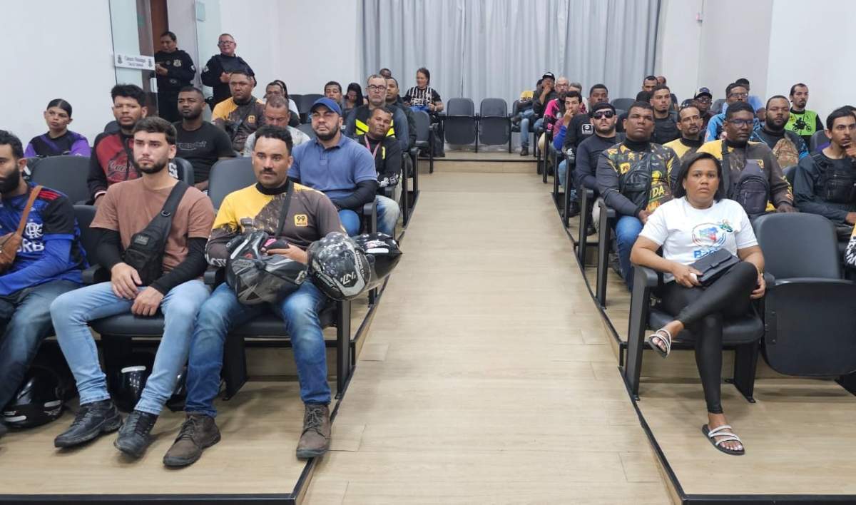 Audiência pública na Câmara Municipal de Vereadores em defesa dos direitos dos motoentregadores e mototaxistas em Feira de Santana.
