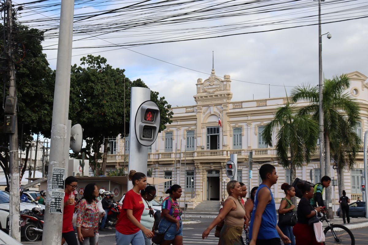 rua-pessoas-andando-caminhado-movimento-centro-prefeitura-sinal-semaforo-governo-Feira-de-Santana-foto-Jefferson-Araujo-Acorda-Cidade-.jpg