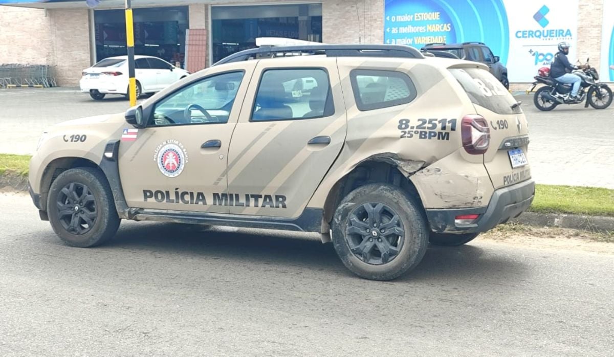 Carro capota após colidir com viatura da PM no Anel de Contorno, em Feira de Santana