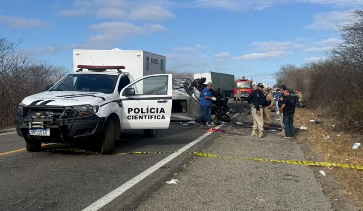 Acidente entre van e caminhonete deixa seis pessoas mortas, na PB