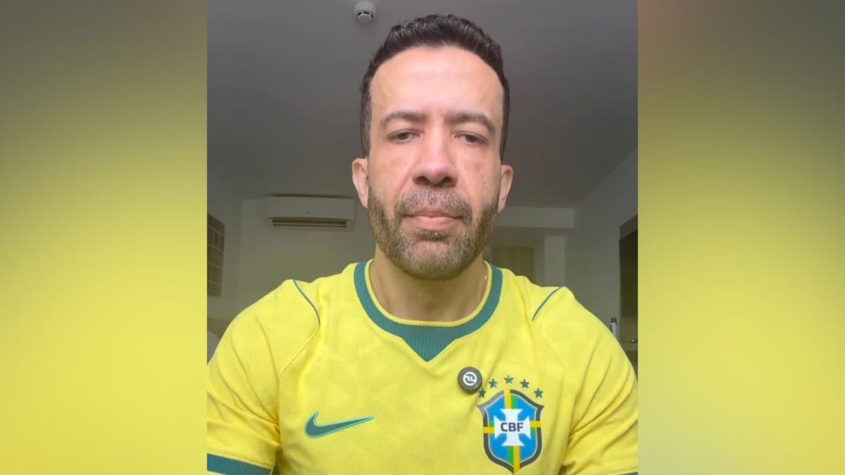 André Janones, deputado federal, vestindo uma caminha da seleção brasileira