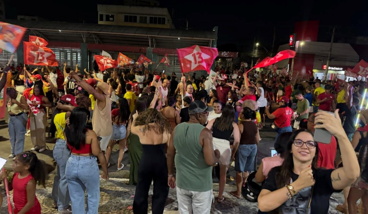Apoiadores tomam as ruas de Feira de Santana para comemorar a reeleição de Lula