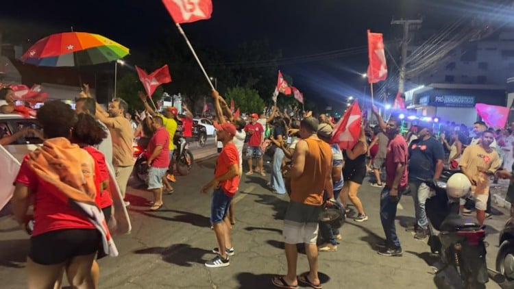 Apoiadores tomam as ruas de Feira de Santana para comemorar a reeleição de Lula
