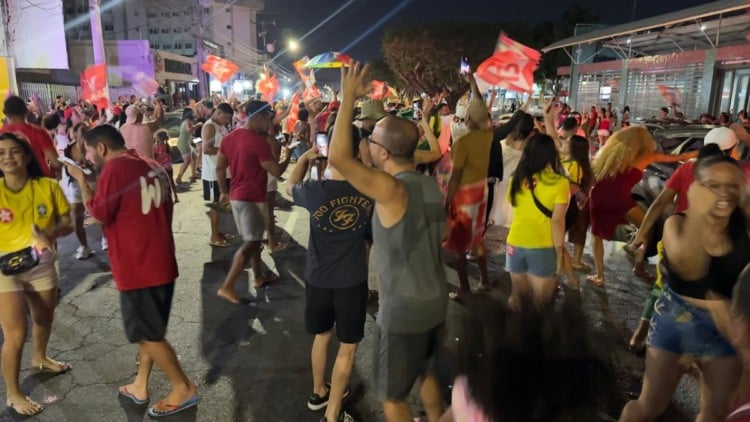 Apoiadores tomam as ruas de Feira de Santana para comemorar a reeleição de Lula