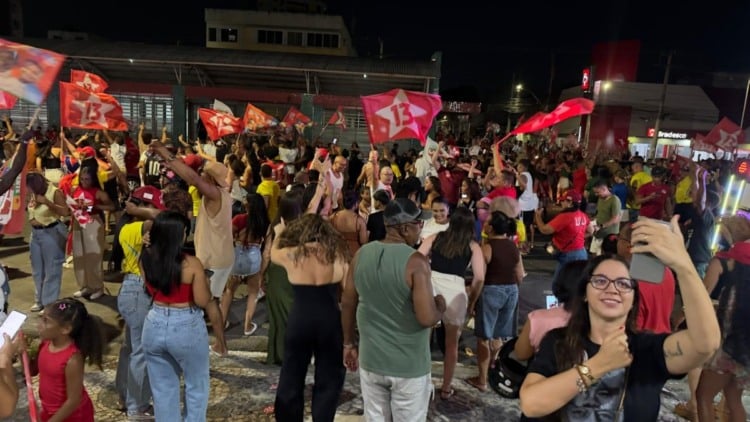 Apoiadores tomam as ruas de Feira de Santana para comemorar a reeleição de Lula
