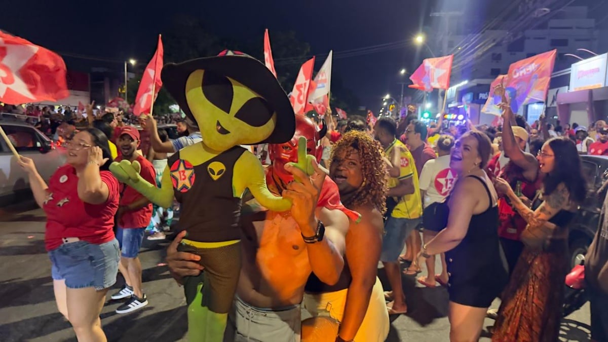 Apoiadores tomam as ruas de Feira de Santana para comemorar a reeleição de Lula