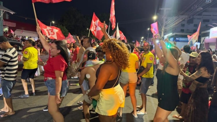 Apoiadores tomam as ruas de Feira de Santana para comemorar a reeleição de Lula