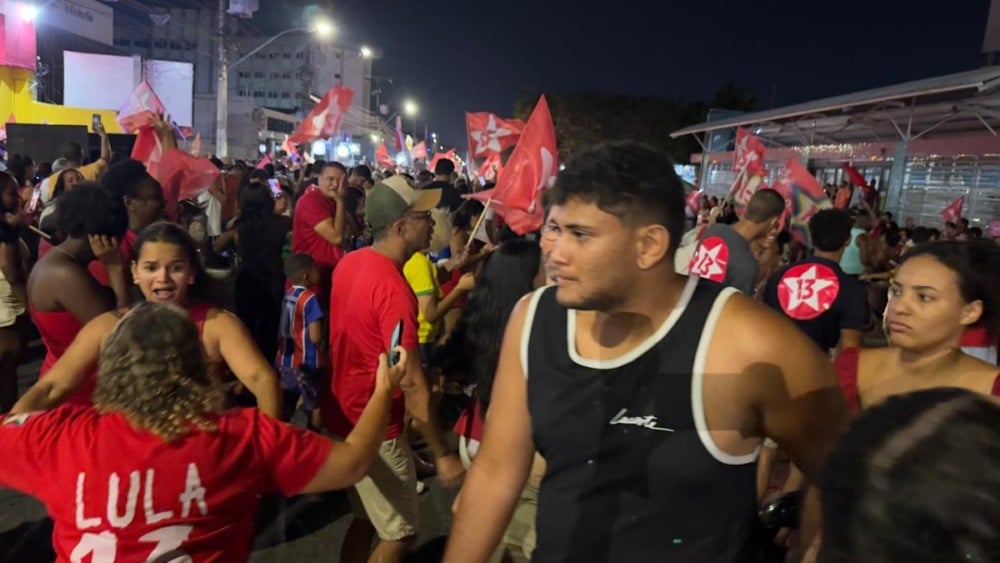 Apoiadores tomam as ruas de Feira de Santana para comemorar a reeleição de Lula