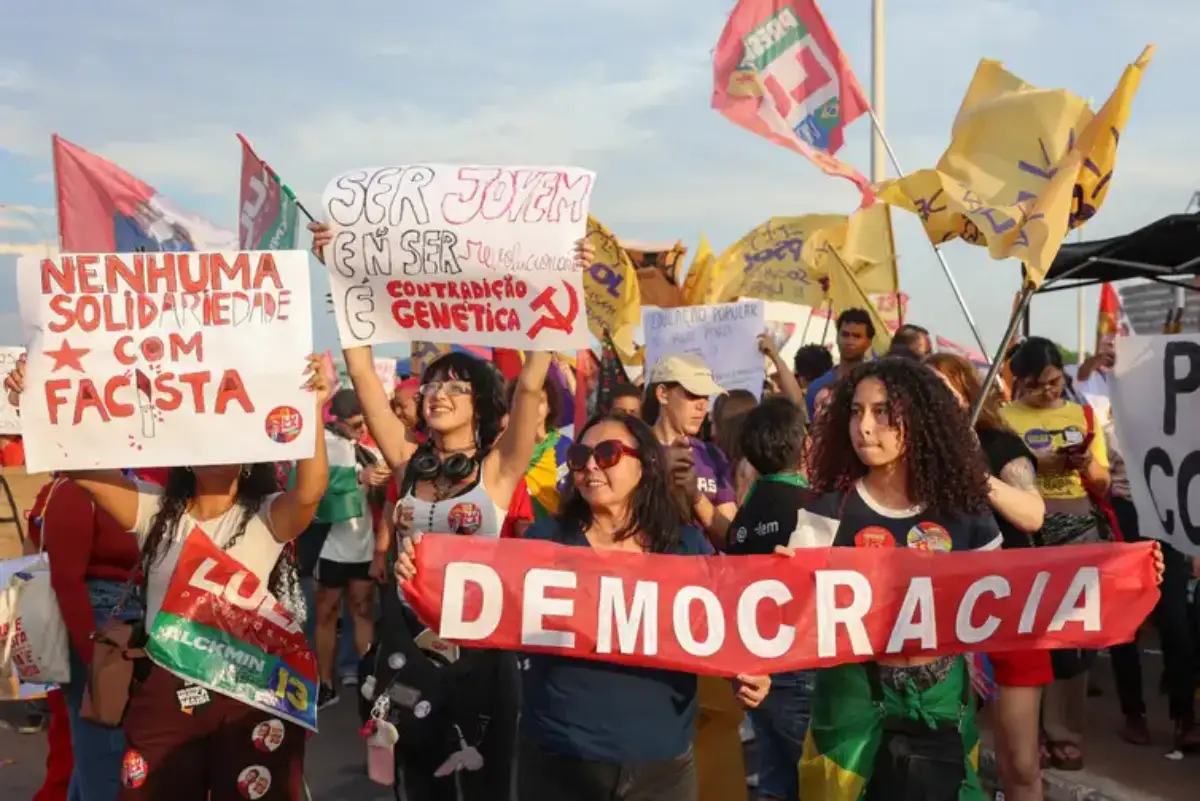 Em Brasília, milhares de estudantes tomam a Esplanada em apoio a Lula