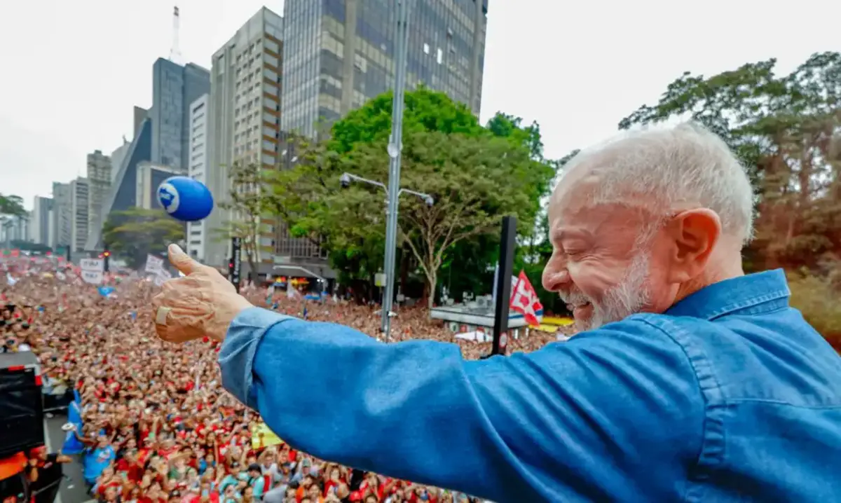 Multidão toma a Avenida Paulista em ato pela reeleição de Lula
