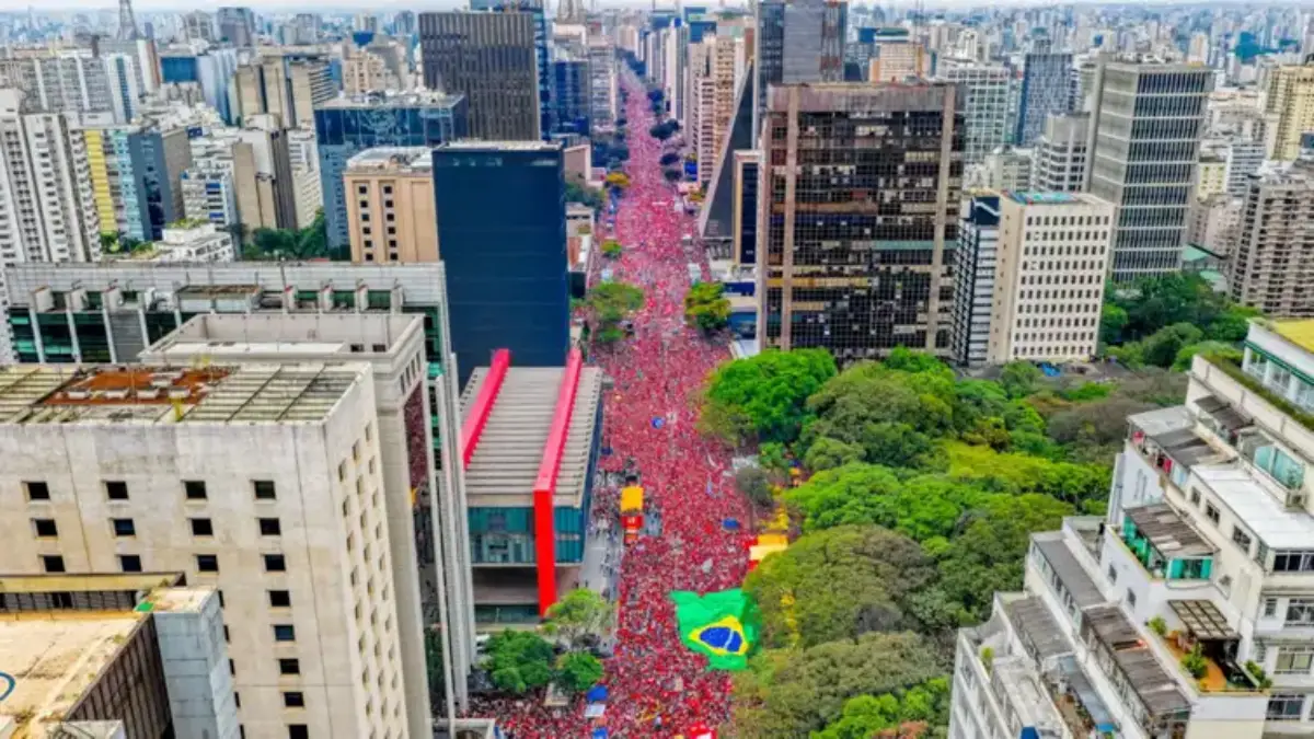 Multidão toma a Avenida Paulista em ato pela reeleição de Lula