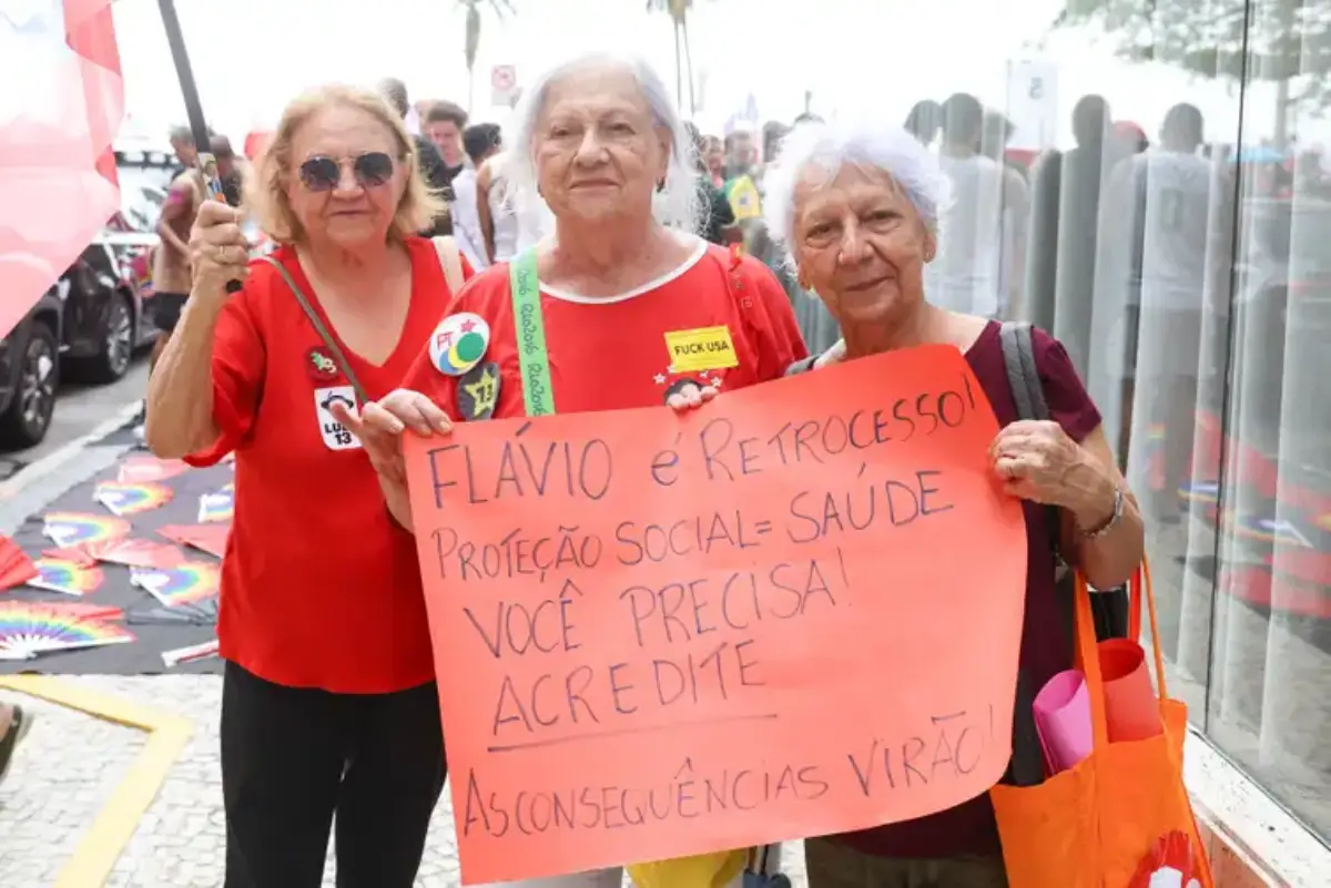 Em apoio a Lula, milhares ocupam Copacabana em ato pela democracia do Brasil