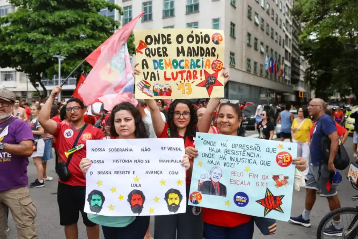 Em apoio a Lula, milhares ocupam Copacabana em ato pela democracia do Brasil
