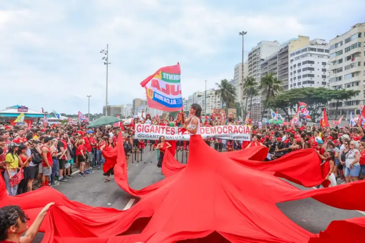 Em apoio a Lula, milhares ocupam Copacabana em ato pela democracia do Brasil