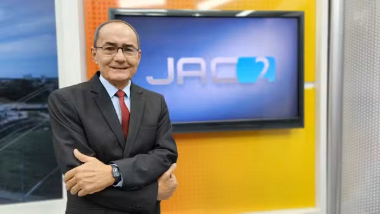 Ayres Rocha no cenário do  Jornal do Acre 2ª Edição (JAC2)