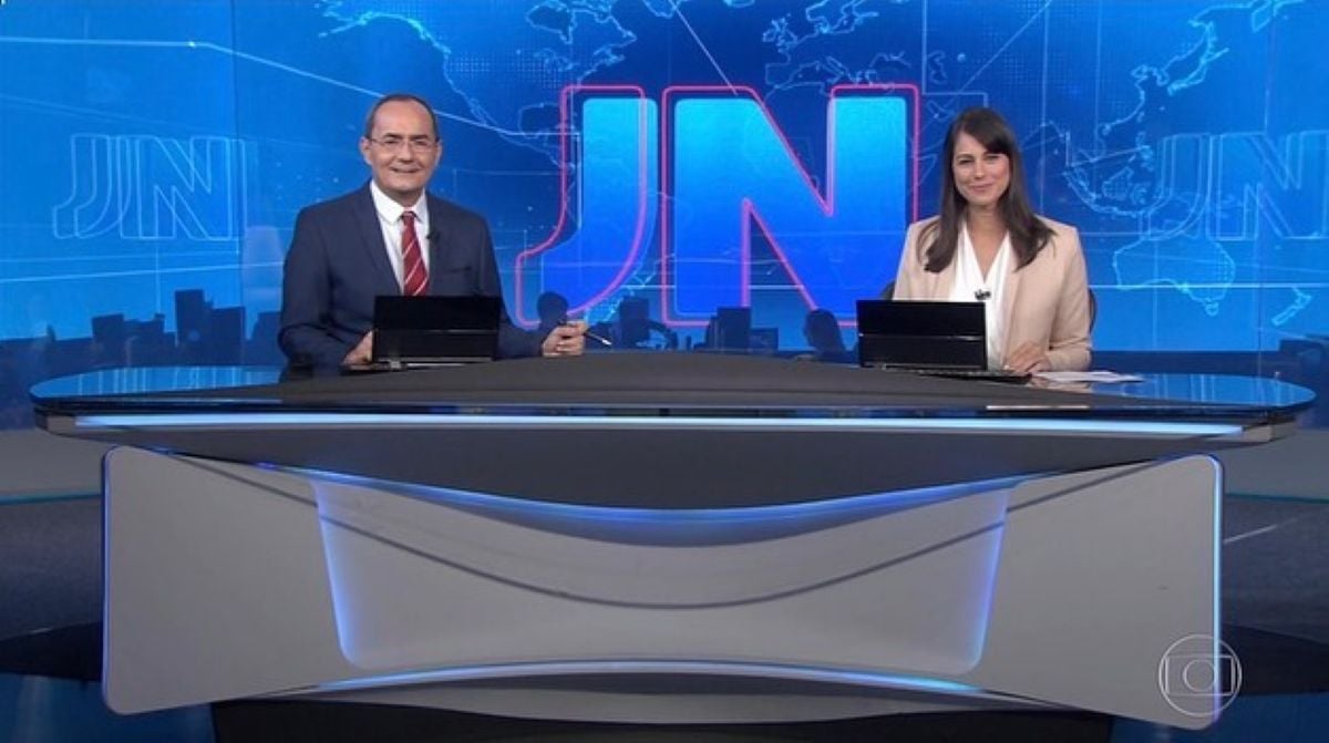 Ayres Rocha ao lado de Jéssica Senra, ambos na bancada do Jornal Nacional, telejornal da TV Globo
