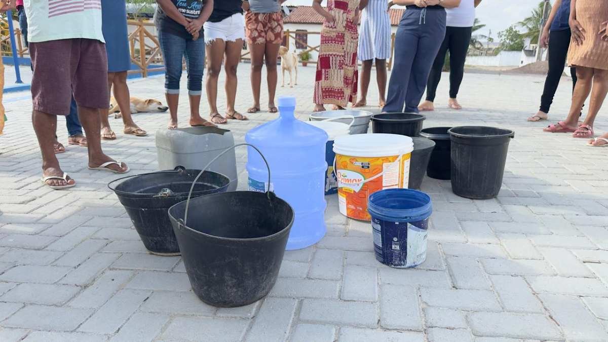 Baldes vazios na praça em protesto contra falta de água