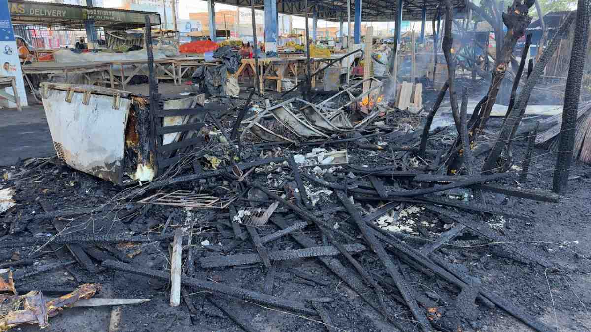 Barraca é destruída em incêndio na feirinha da estação nova