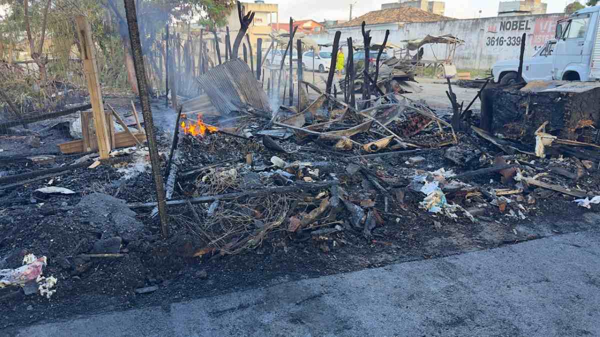 Barraca é destruída em incêndio na feirinha da estação nova