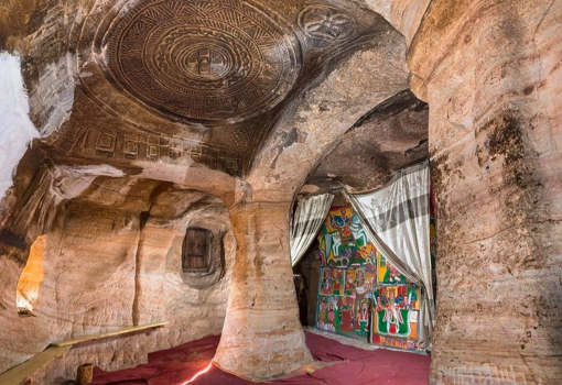 Igreja de 1.500 anos na Etiópia fica no alto de penhasco e exige escalada perigosa