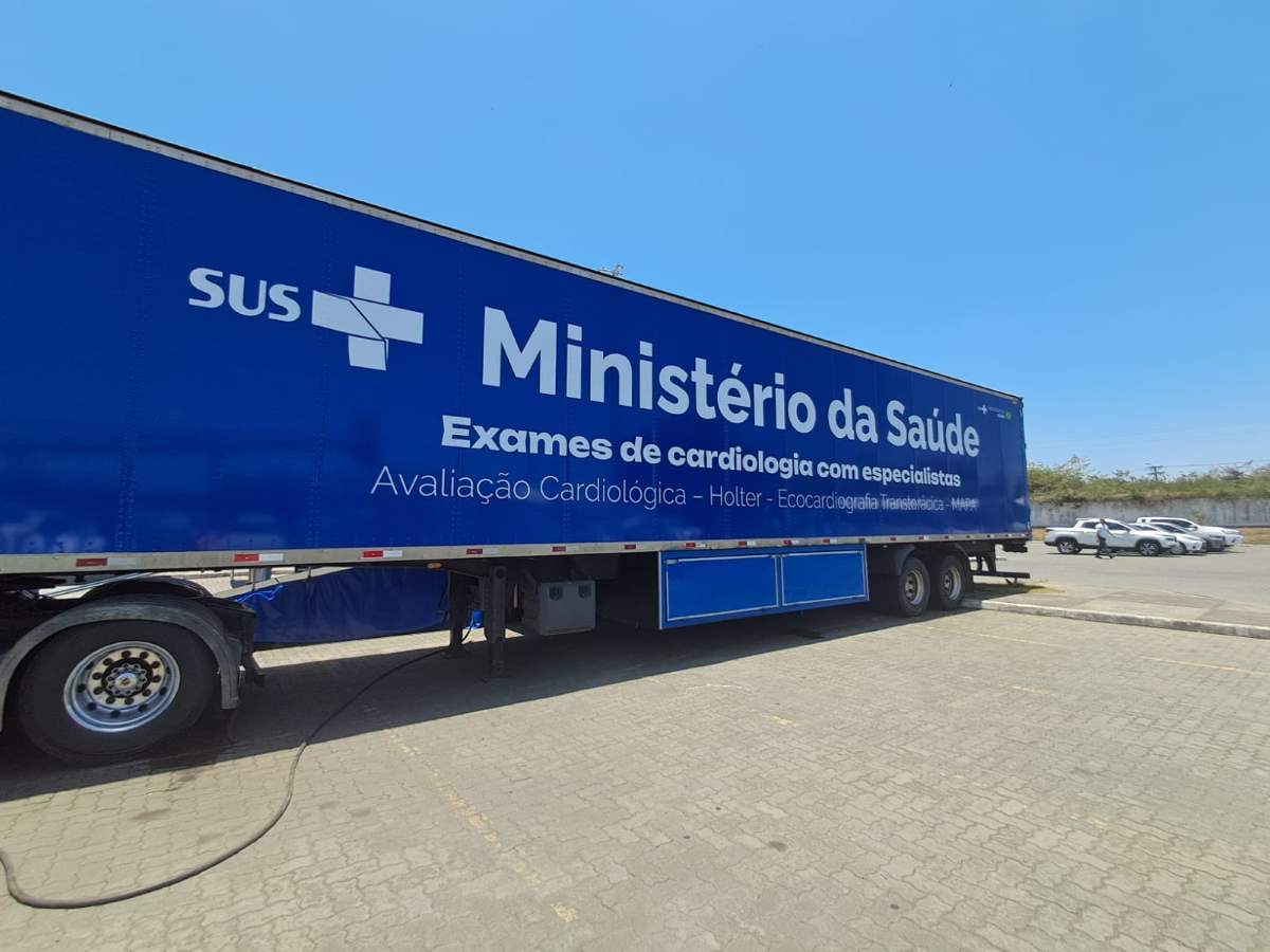 Carreta de exames cardiológicos