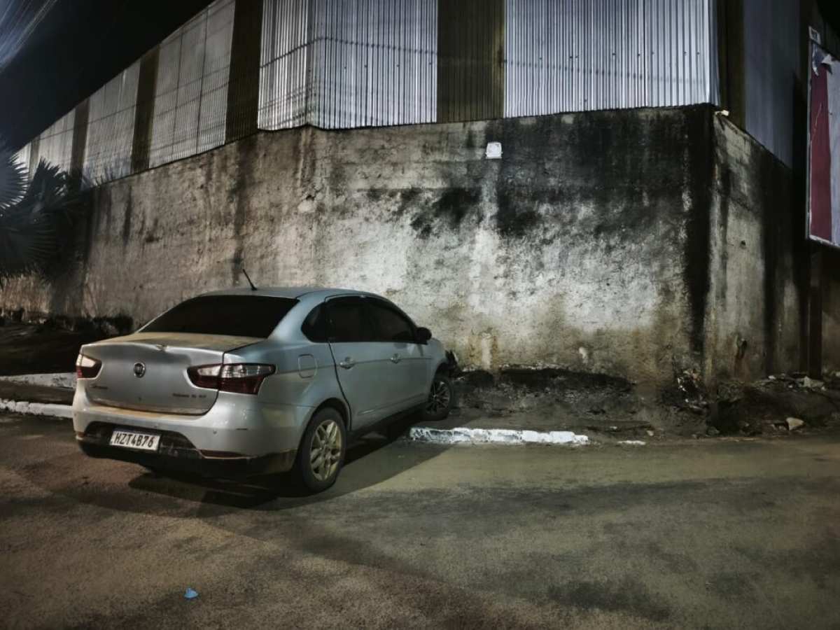 Carro bateu em muro durante fuga em Eunápolis