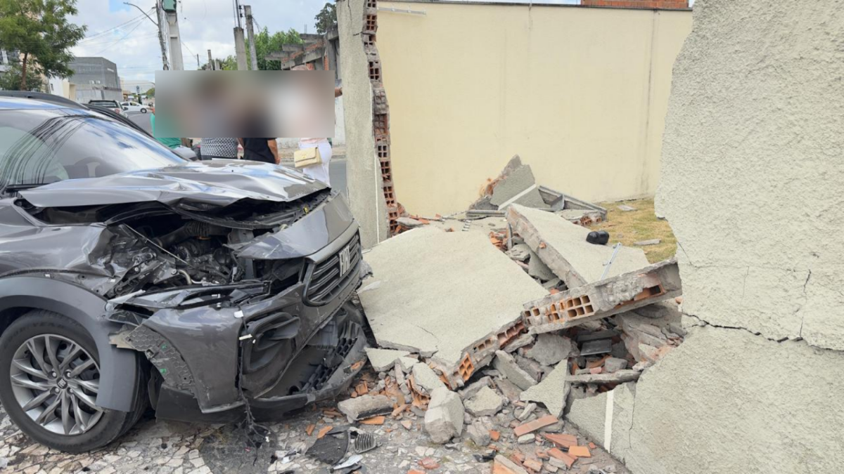 Carro colide contra muro em rua que acumula histórico de acidentes no bairro Capuchinhos