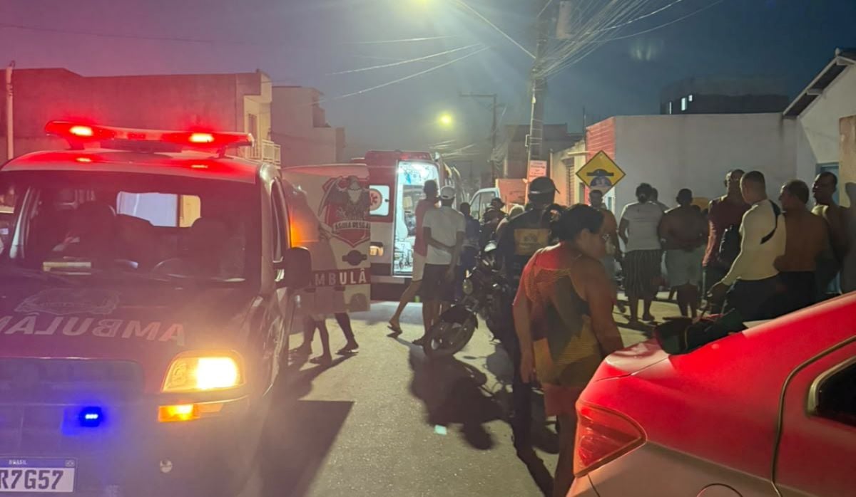 Carro perde o controle e bate em residência em Conceição do Coité; crianças estão envolvidas no acidente