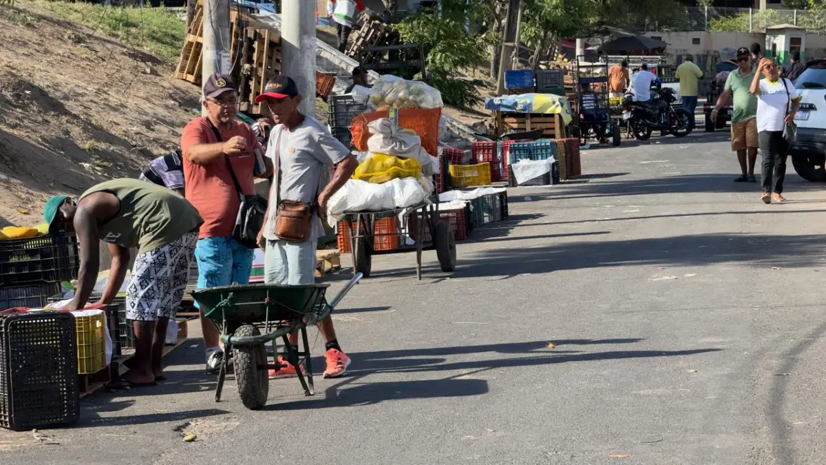 Feriado esvazia movimento no Centro de Abastecimento de Feira; veja preços das frutas