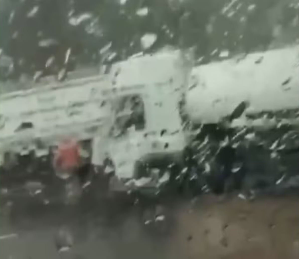 Colisão entre caminhões deixa feridos na BR-324