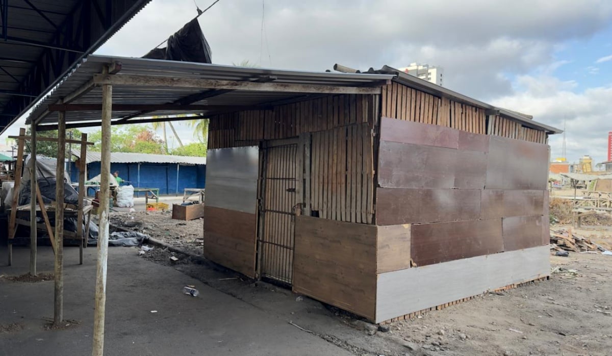 Com vaquinha, feirenses ajudam comerciante a reconstruir barraca destruída por fogo