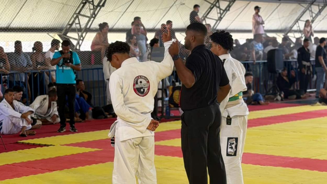 Conheça Davi Araújo, feirense de 17 anos que conquistou dois ouros em campeonato de jiu-jítsu