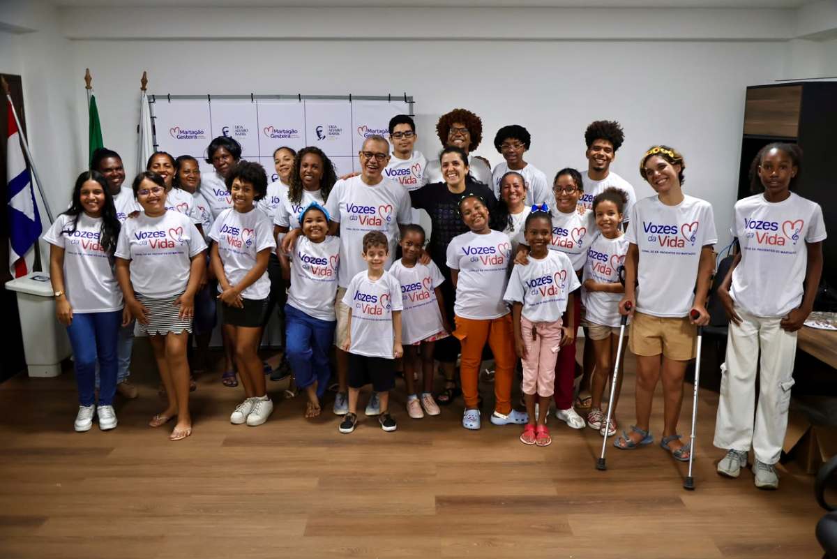 Coral formado por ex-pacientes do Martagão Gesteira celebra três anos em show com participação de Gerônimo e Márcia Freire