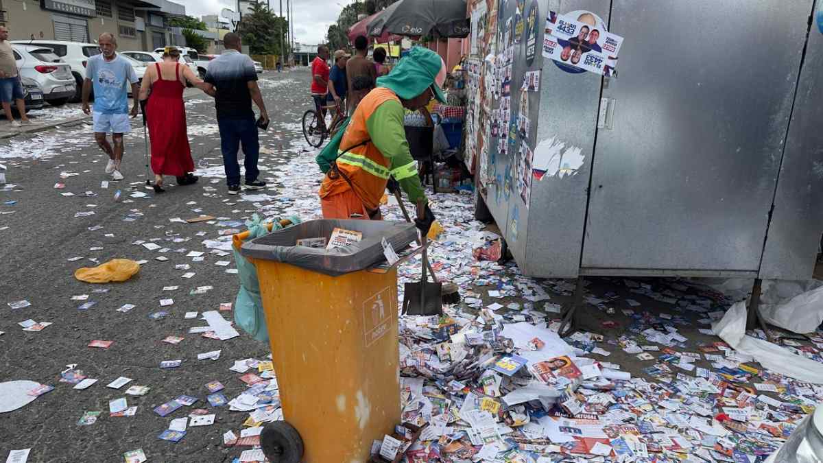 Derrame de santinhos _ foto Paulo José Acorda Cidade