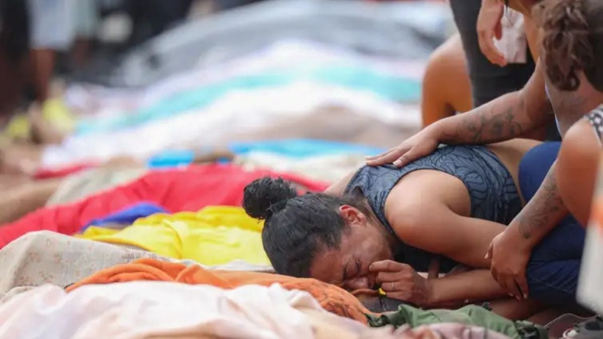 policiais - Dezenas de corpos são trazidos por moradores para a Praça São Lucas, na Penha, zona norte do Rio de Janeiro. Operação Contenção