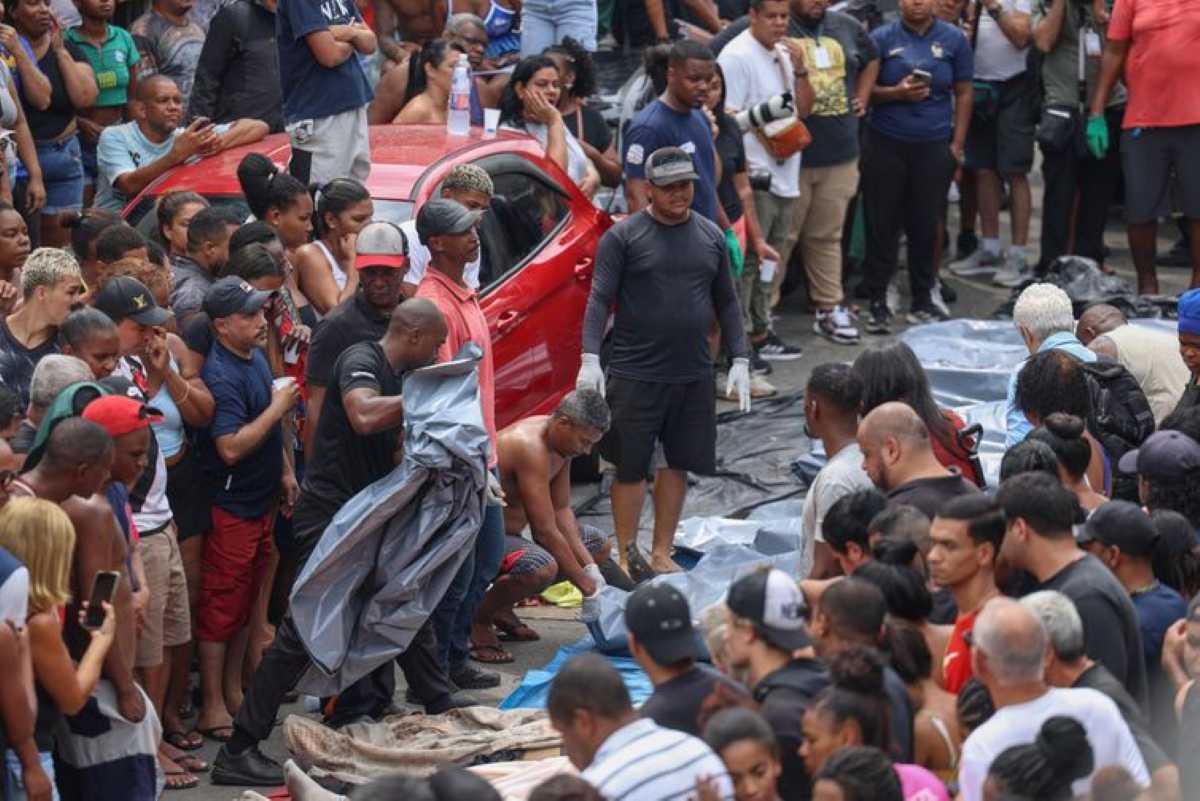 Dezenas de corpos são trazidos por moradores para a Praça São Lucas, na Penha, zona norte do Rio de Janeiro, durante Operação Contenção 