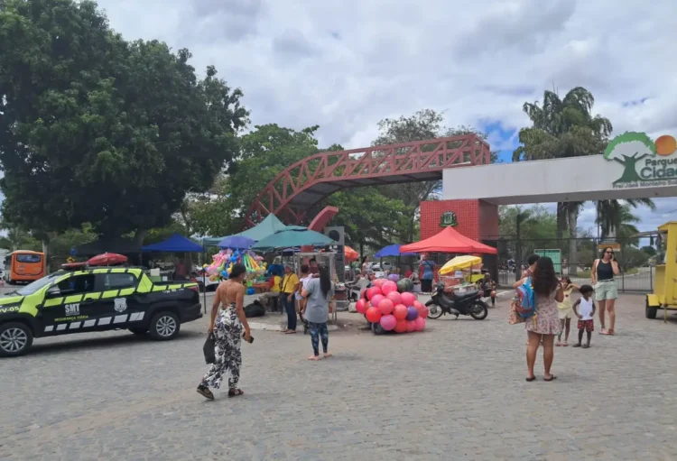 Pula-pula, circo e muita alegria: Brinca Feira reúne famílias em parques de Feira de Santana