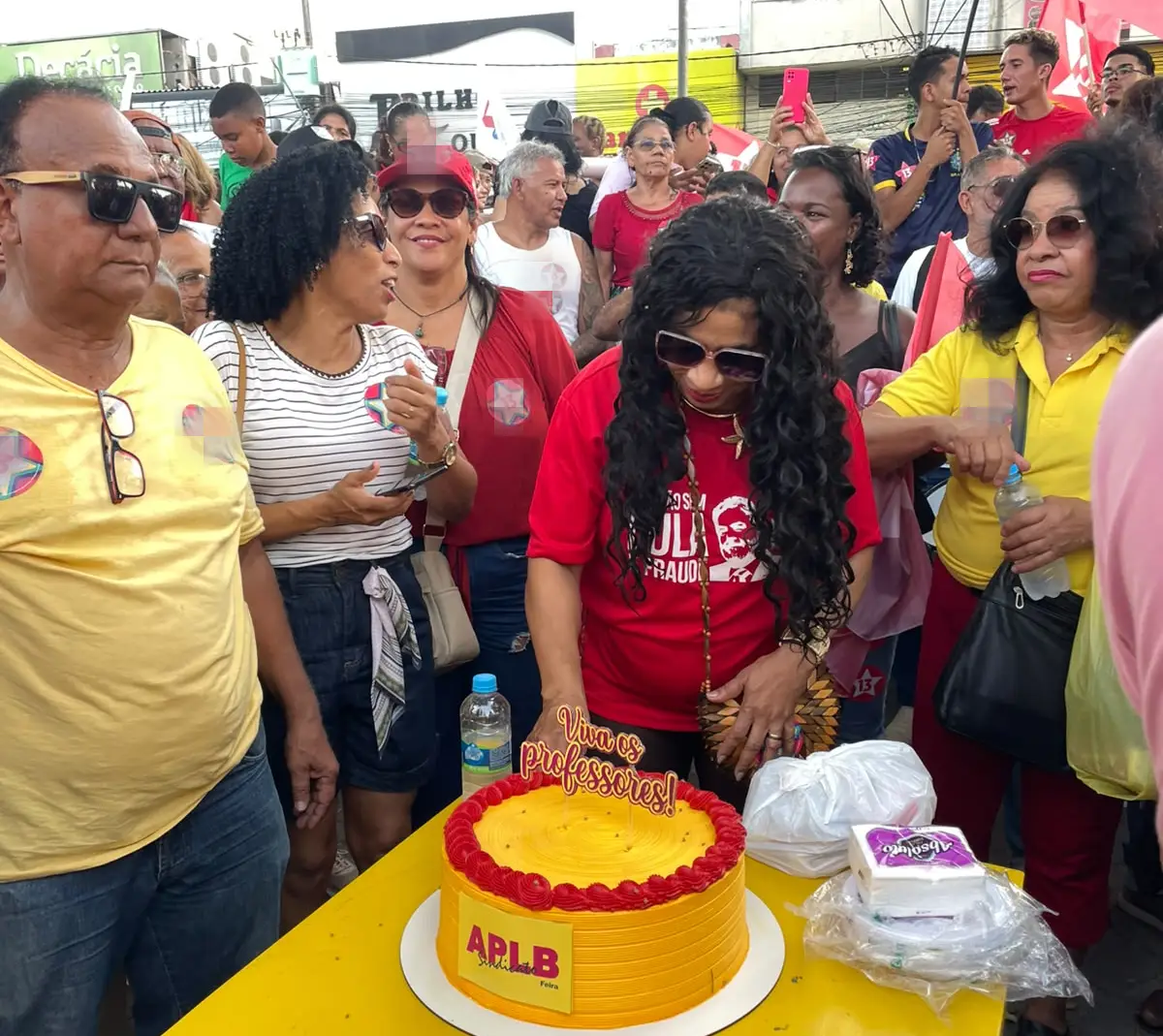 No Dia dos Professores, APLB leva educadores às ruas de Feira de Santana para cobrar respeito aos direitos da categoria