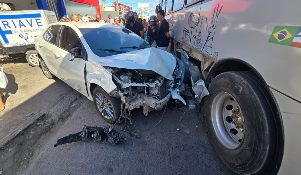 Duas pessoas ficam feridas após carro colidir com ônibus próximo à Avenida Canal