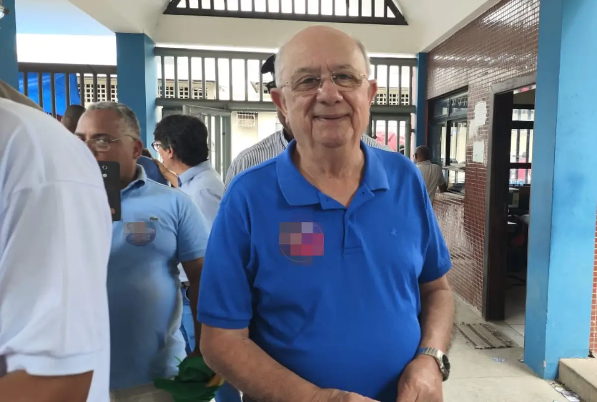 José Ronaldo vota ao lado de dois netos em Feira de Santana
