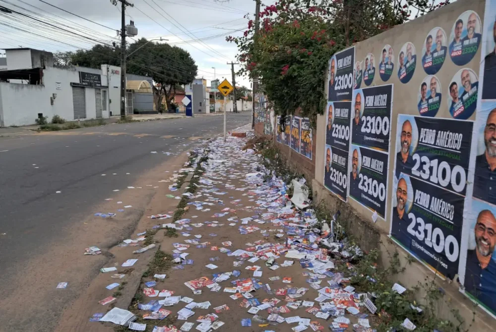 “Estado caótico”: santinhos tomam ruas de Feira e equipes de limpeza atuam desde a madrugada