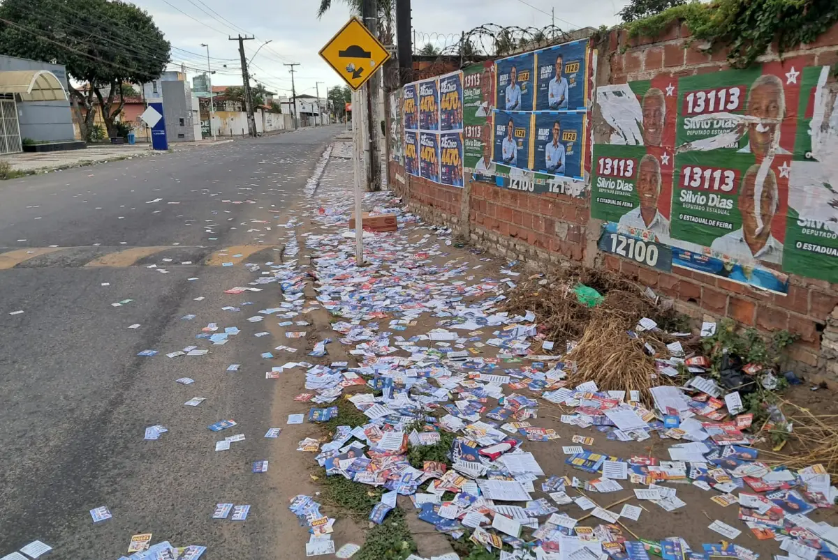 “Estado caótico”: santinhos tomam ruas de Feira e equipes de limpeza atuam desde a madrugada