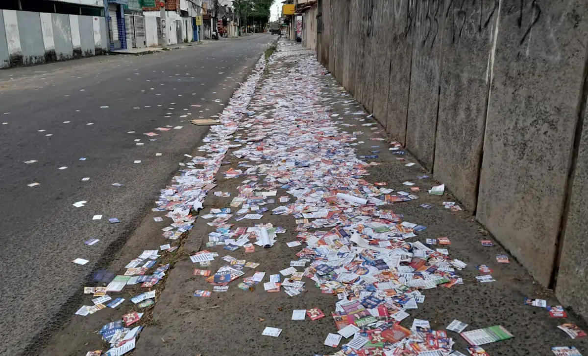 “Estado caótico”: santinhos tomam ruas de Feira e equipes de limpeza atuam desde a madrugada