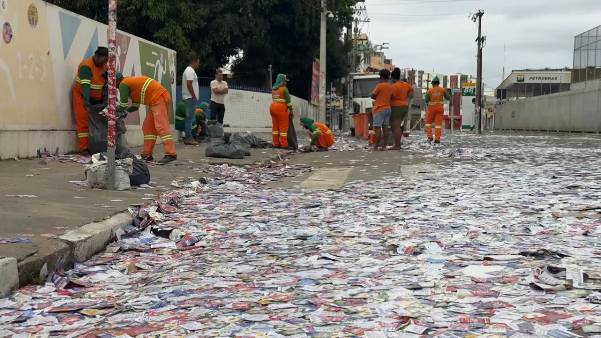 Derrame de santinhos deixa ruas de Feira de Santana tomadas por propaganda eleitoral irregular