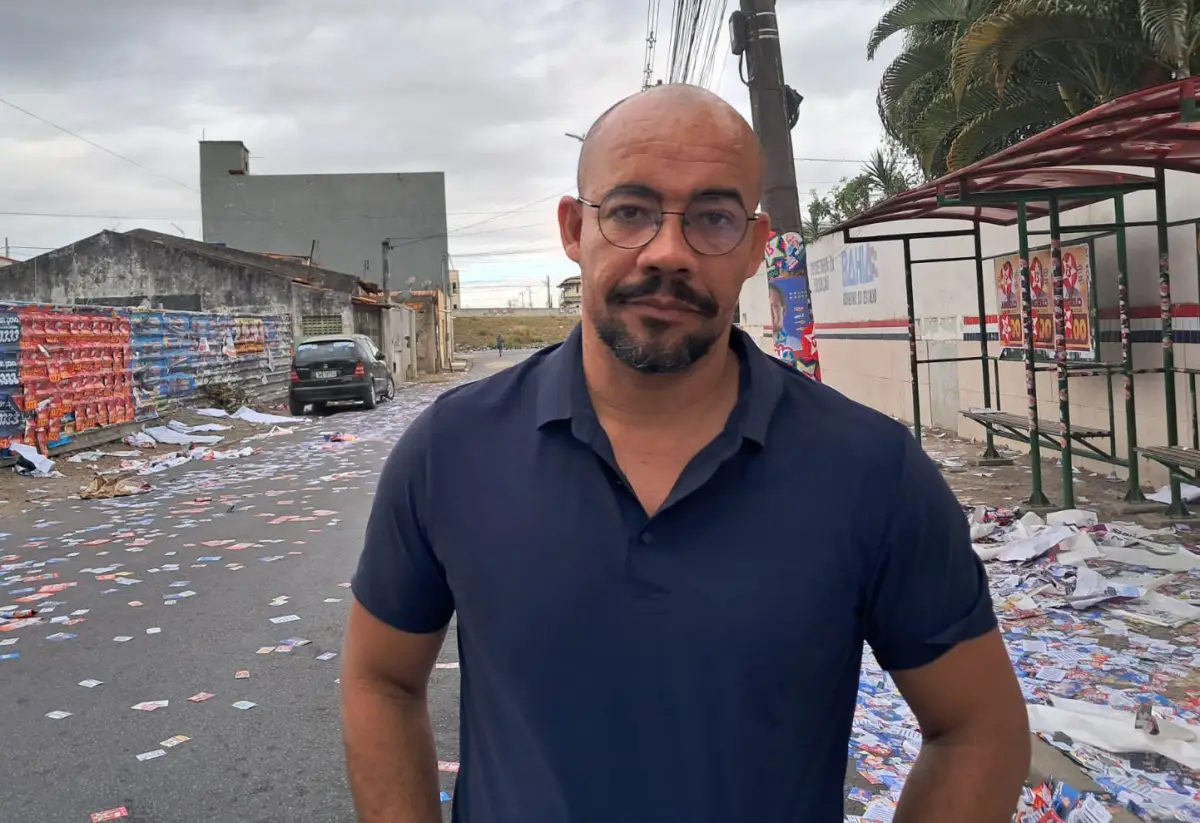 “Estado caótico”: santinhos tomam ruas de Feira e equipes de limpeza atuam desde a madrugada
