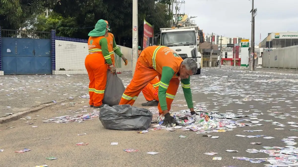 Derrame de santinhos deixa ruas de Feira de Santana tomadas por propaganda eleitoral irregular