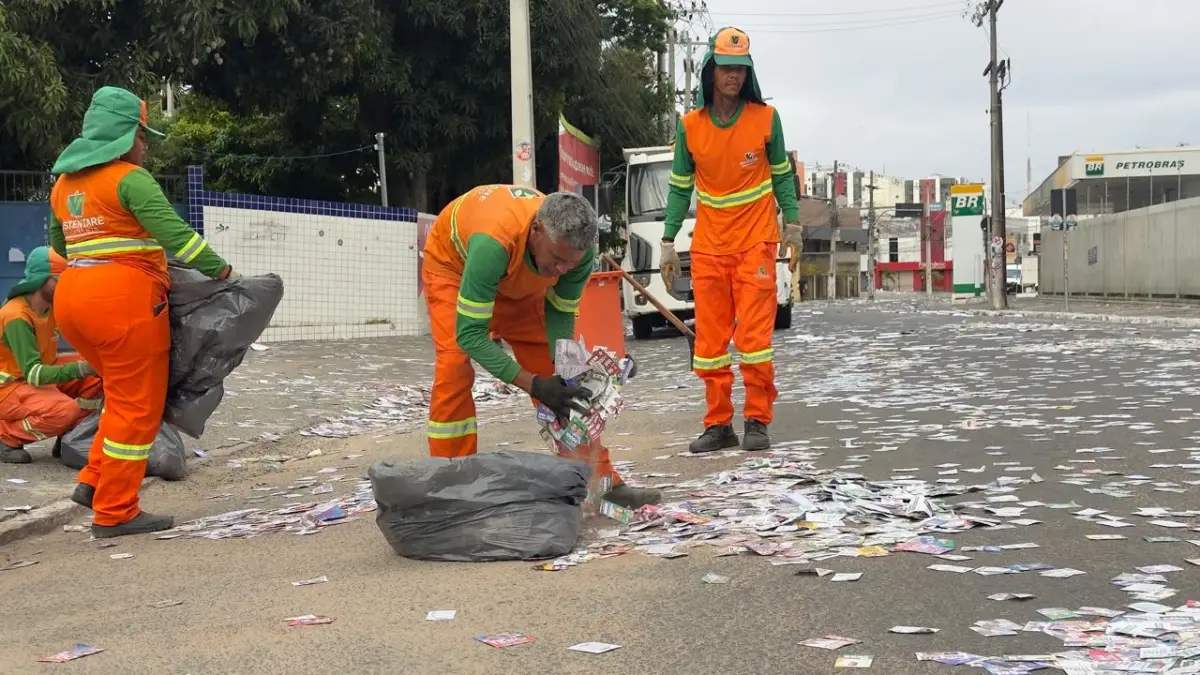 Derrame de santinhos deixa ruas de Feira de Santana tomadas por propaganda eleitoral irregular